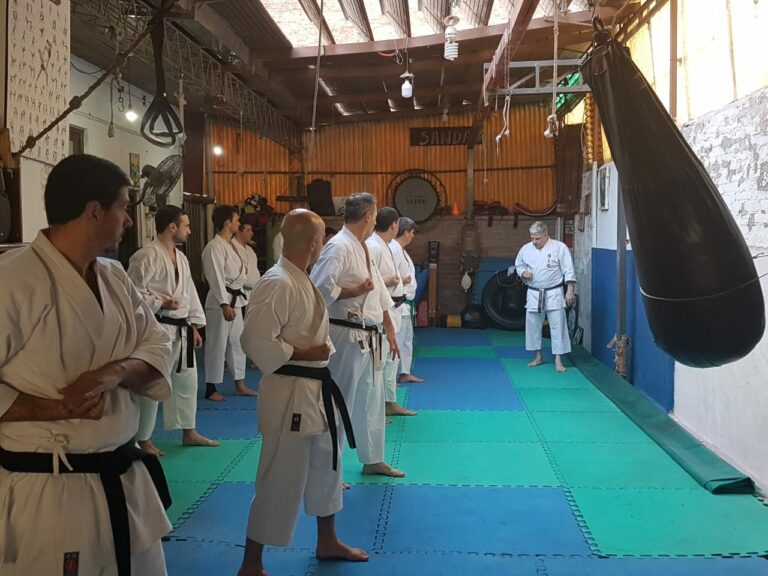 Entrenando en el Dojo Musashi bajo la enseñanza de Sensei Luis Vazquez